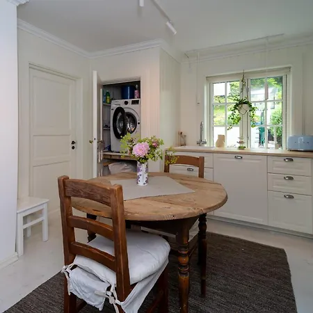 Vakker - Stor Parkeringsplass 10min Fra Διαμέρισμα