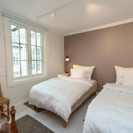 Vakker - Stor Parkeringsplass 10min Fra Apartment